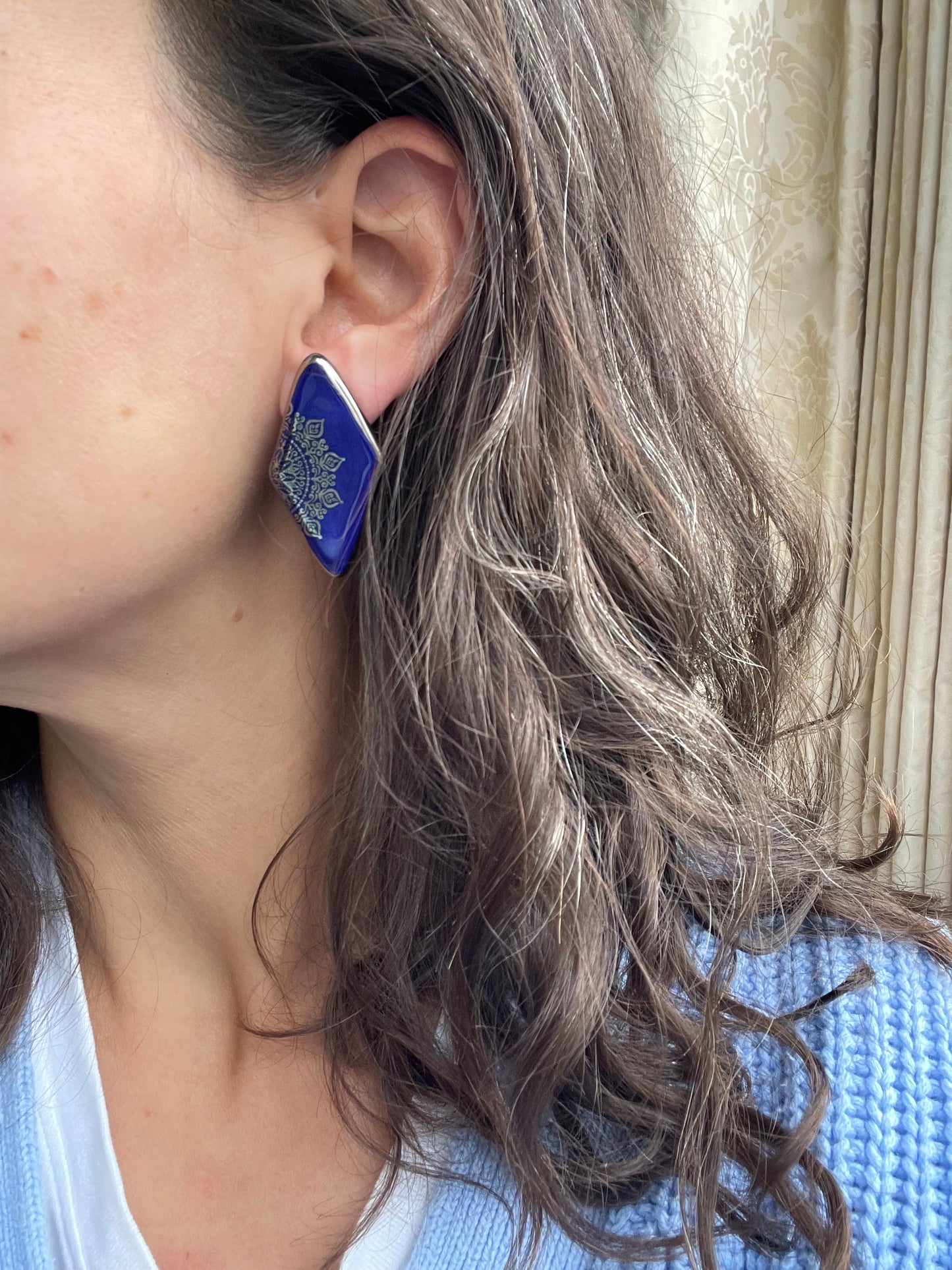 Large diamond cobalt filigree style over glaze in silver