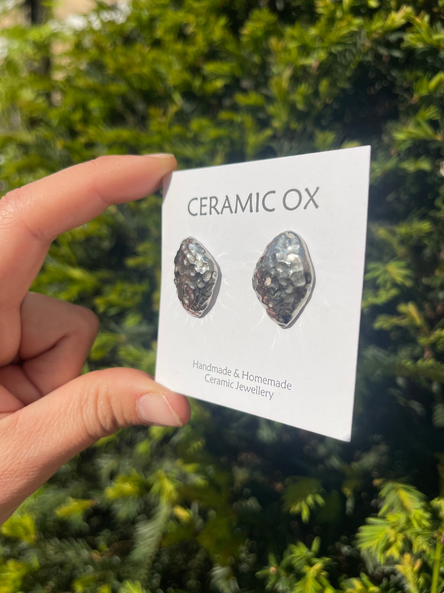 Hammered silver effect convex studs