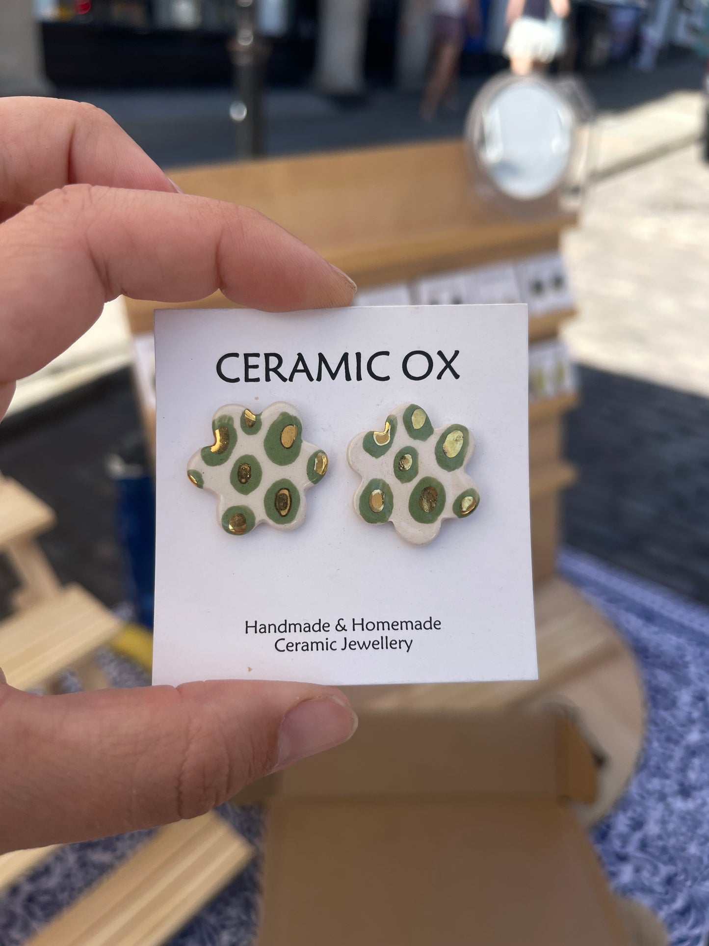 Green gold dots