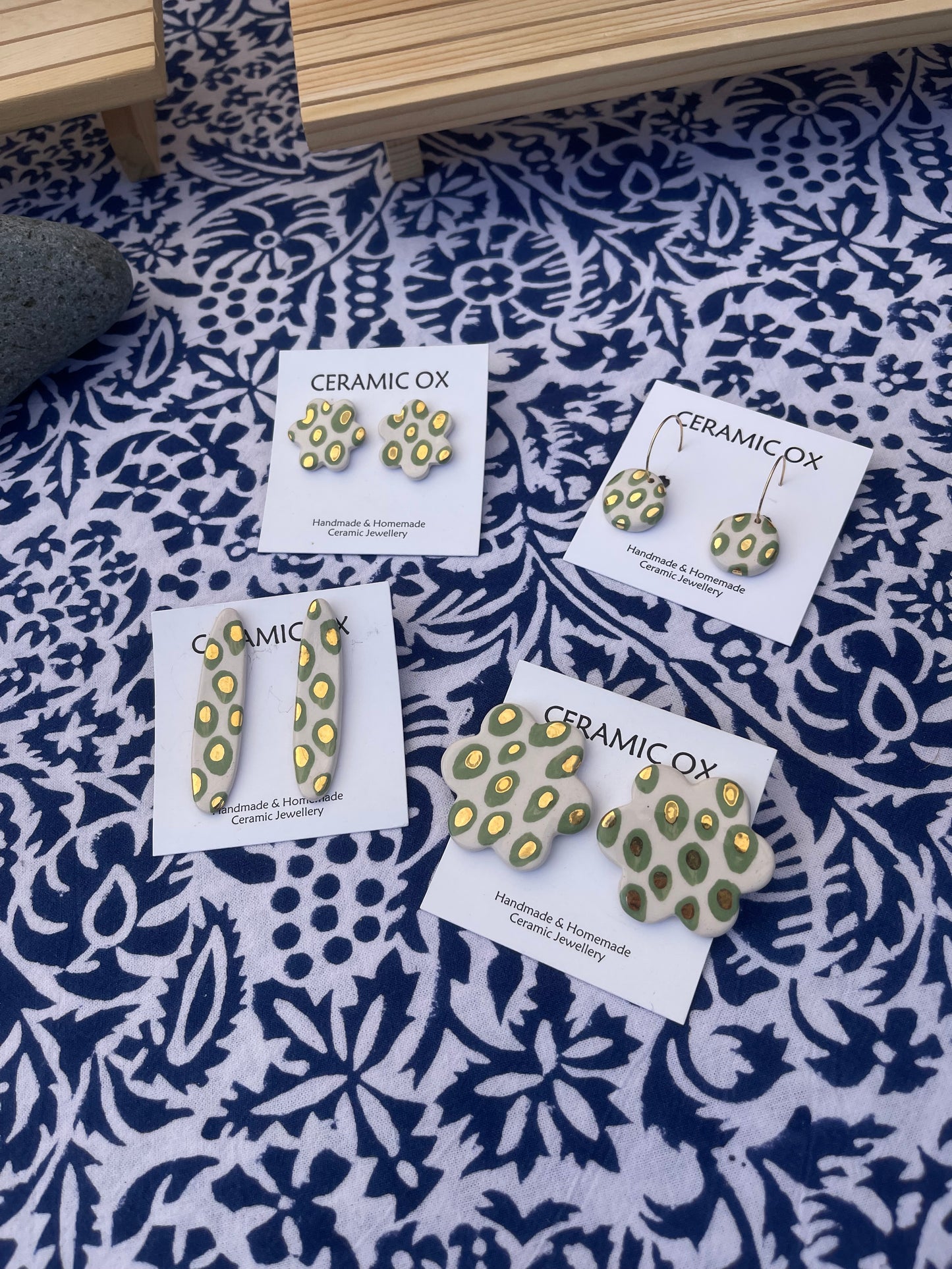 Green gold dots