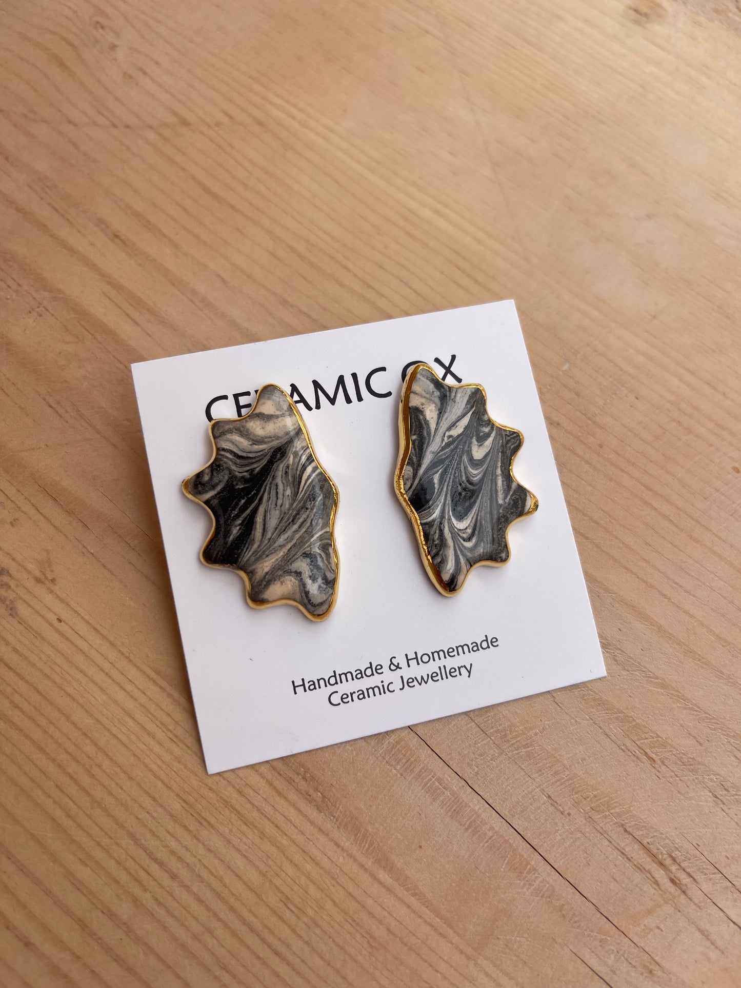 Marbled scalloped studs (colours : grey/black/pale orange)