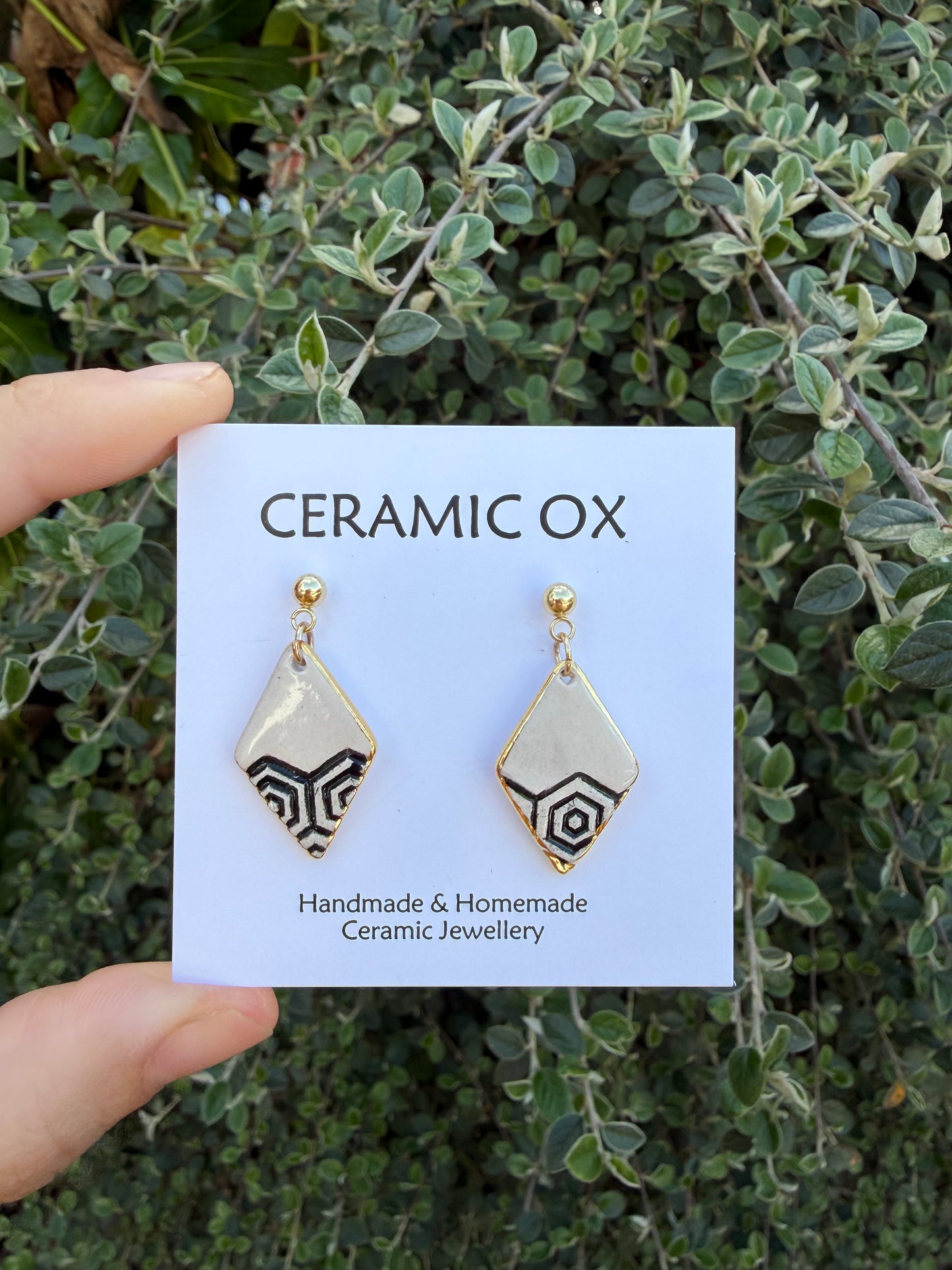 Black & white diamond geometric drops