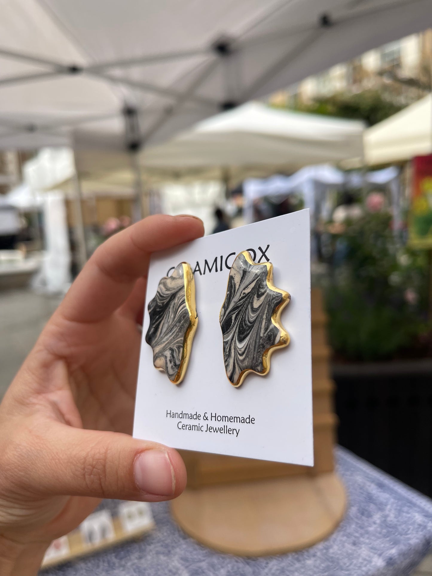Marbled scalloped studs (colours : grey/black/pale orange)