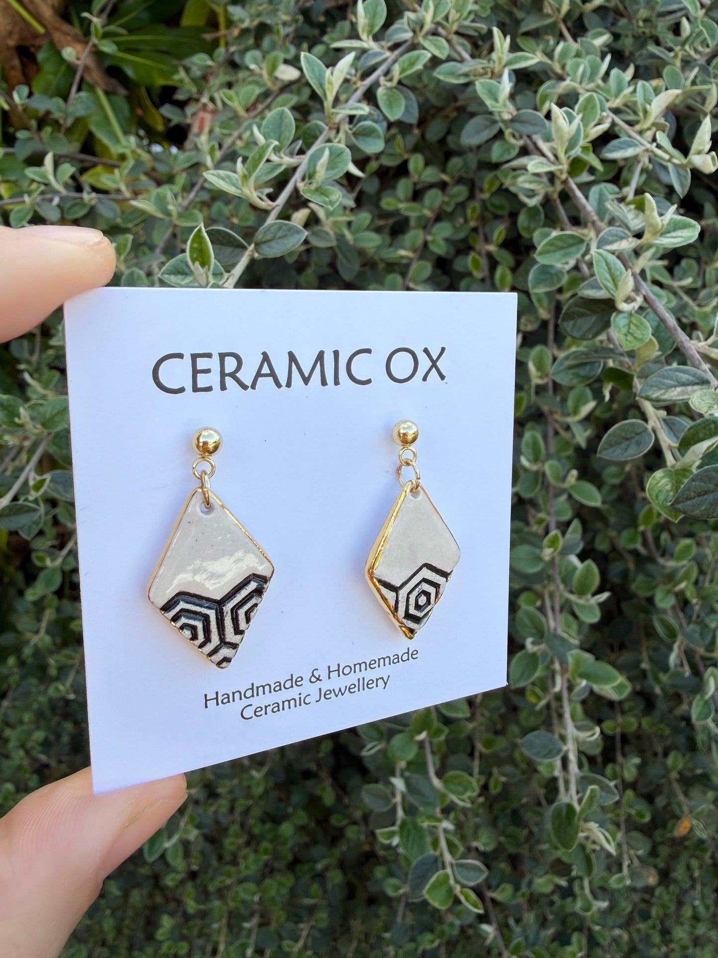 Black & white diamond geometric drops