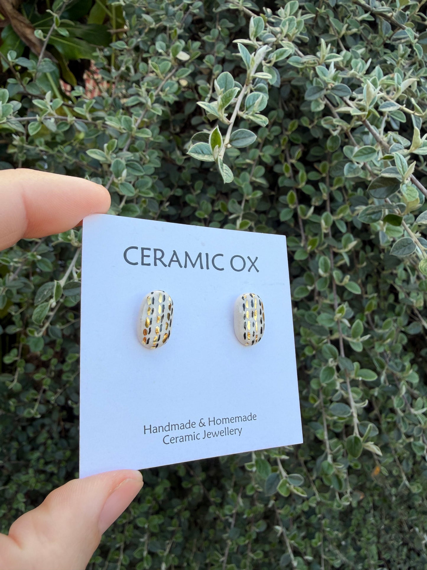 Tracks black & white oval studs