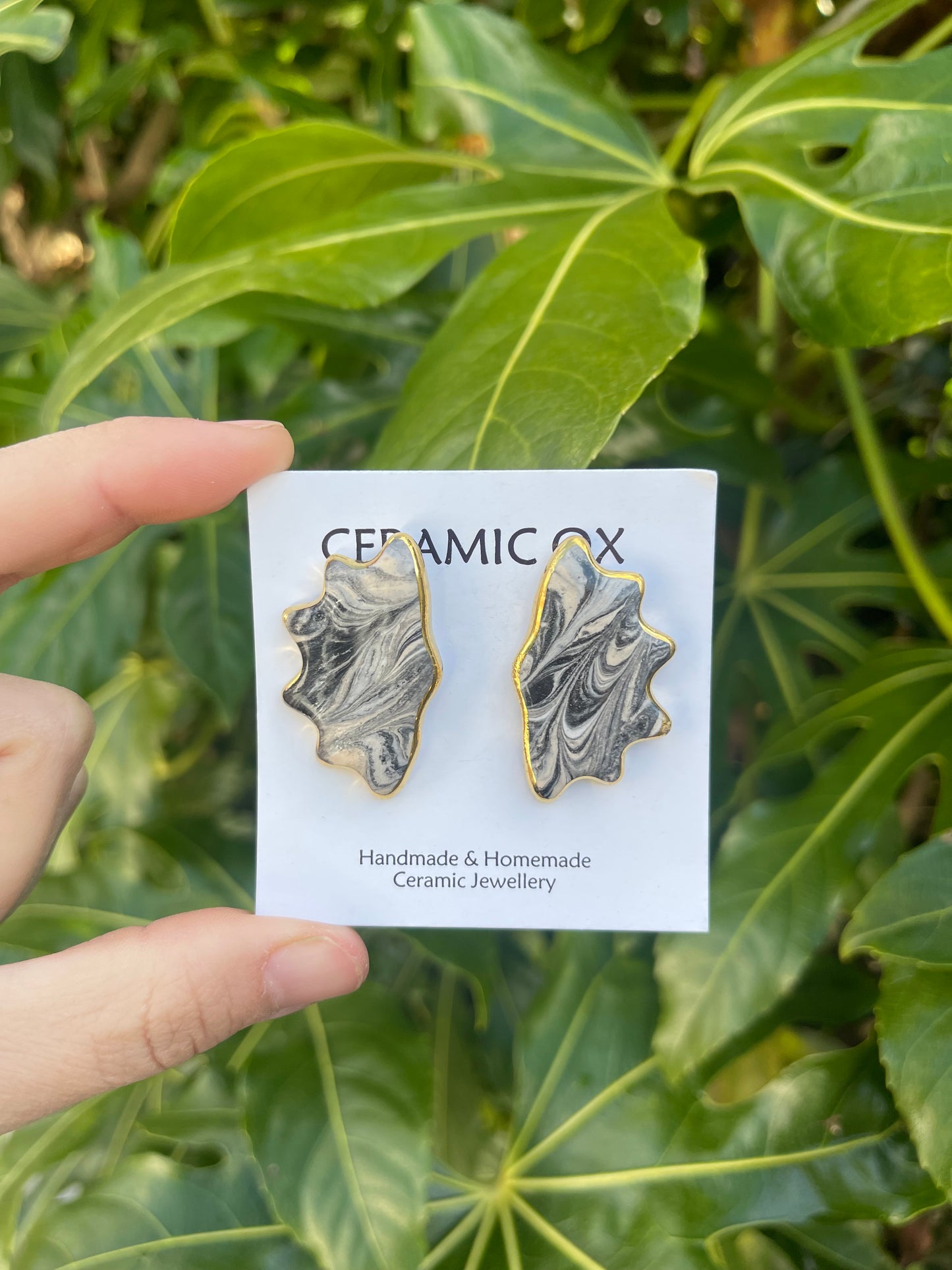 Marbled scalloped studs