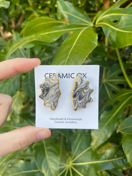 Marbled scalloped studs