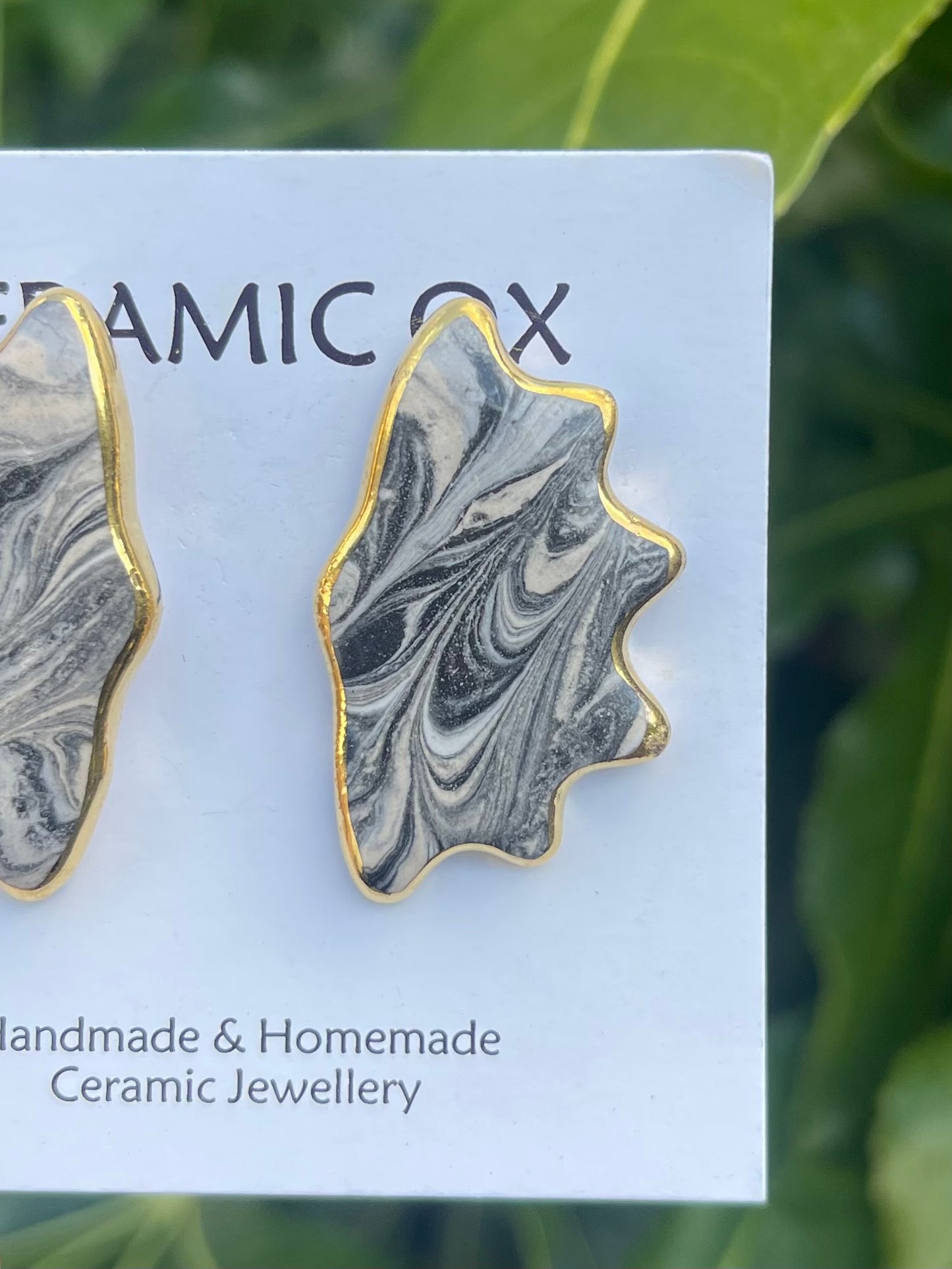 Marbled scalloped studs