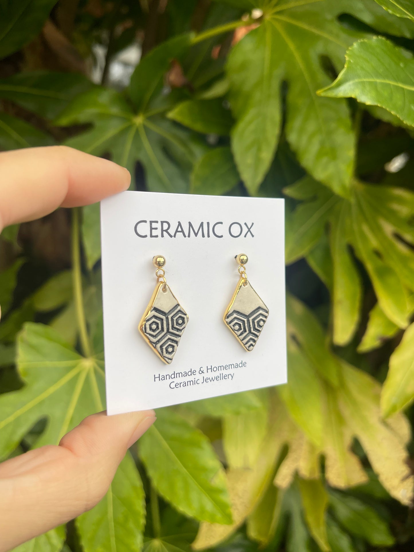 Monochrome geometric drops