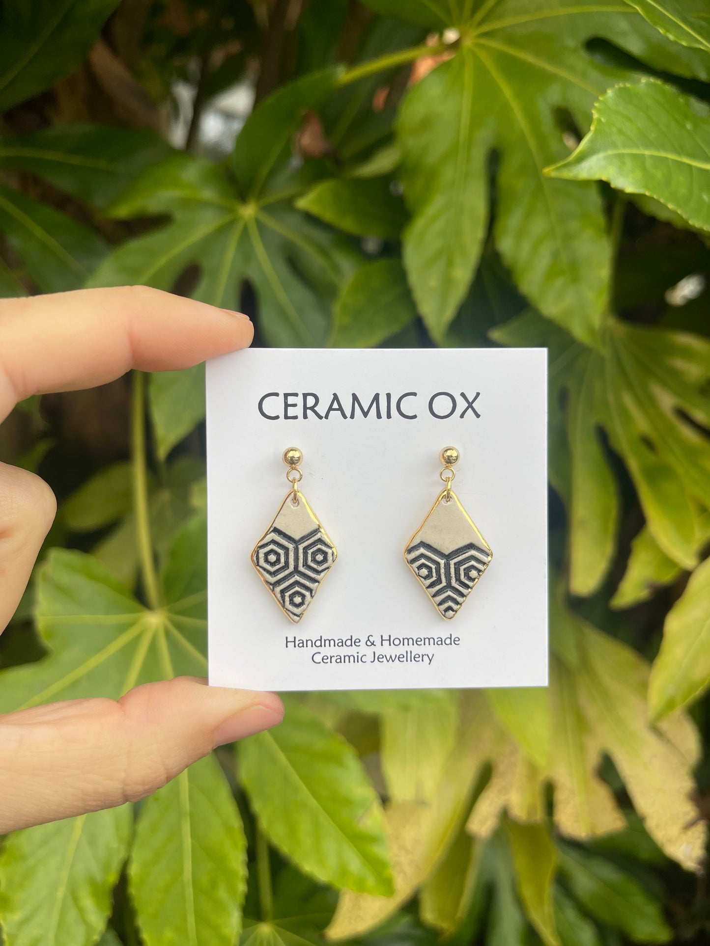 Monochrome geometric drops