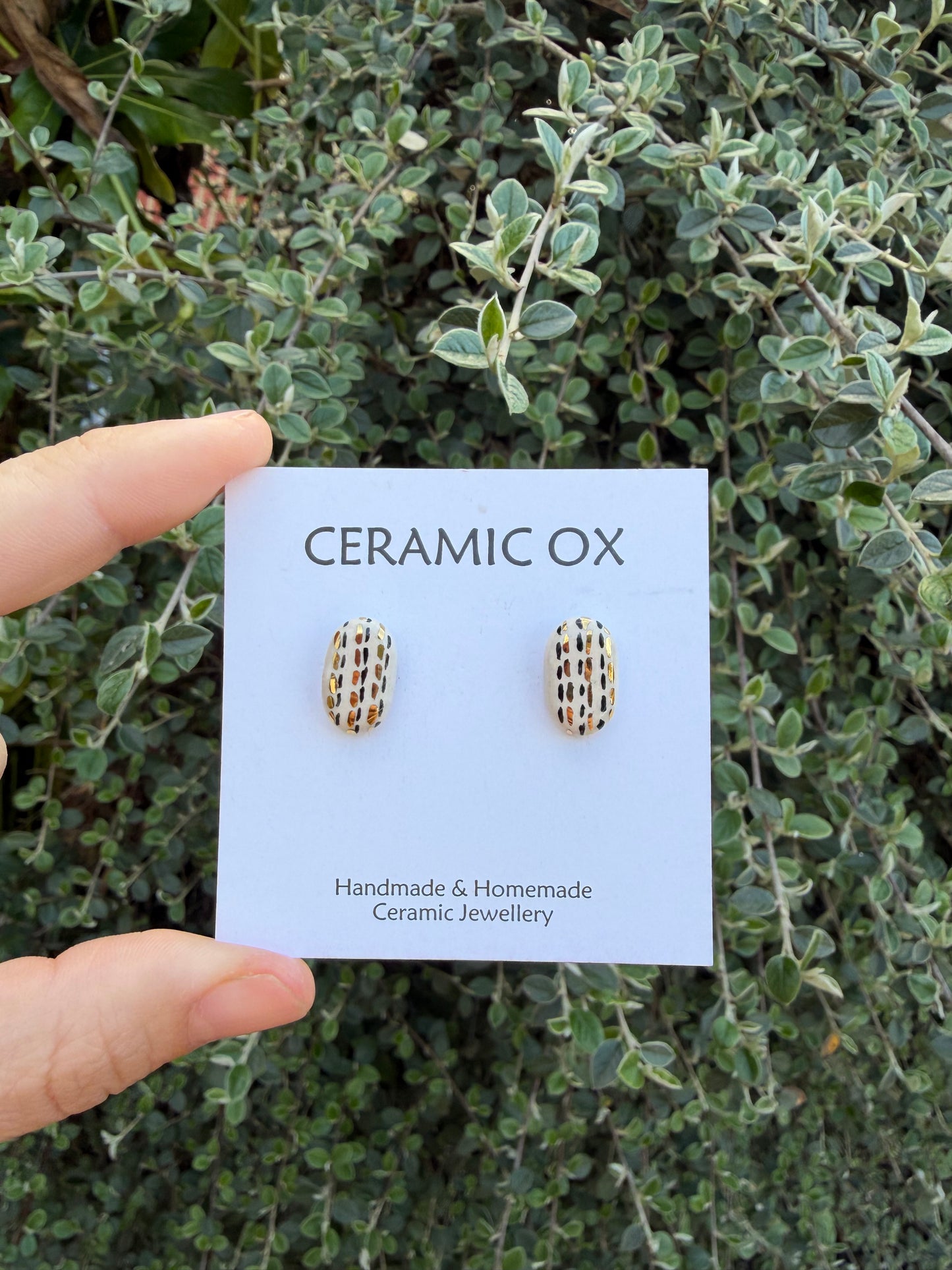 Tracks black & white oval studs