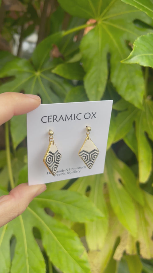 Monochrome geometric drops